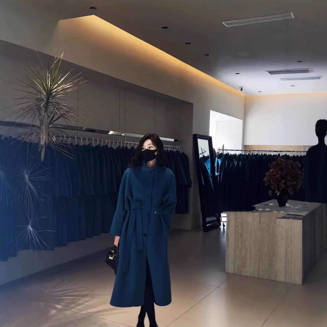 2024 осень и зима новый блюзовый момент корейская версия высокого класса двухсторонняя овечья шерсть бело-синее пальто зимой