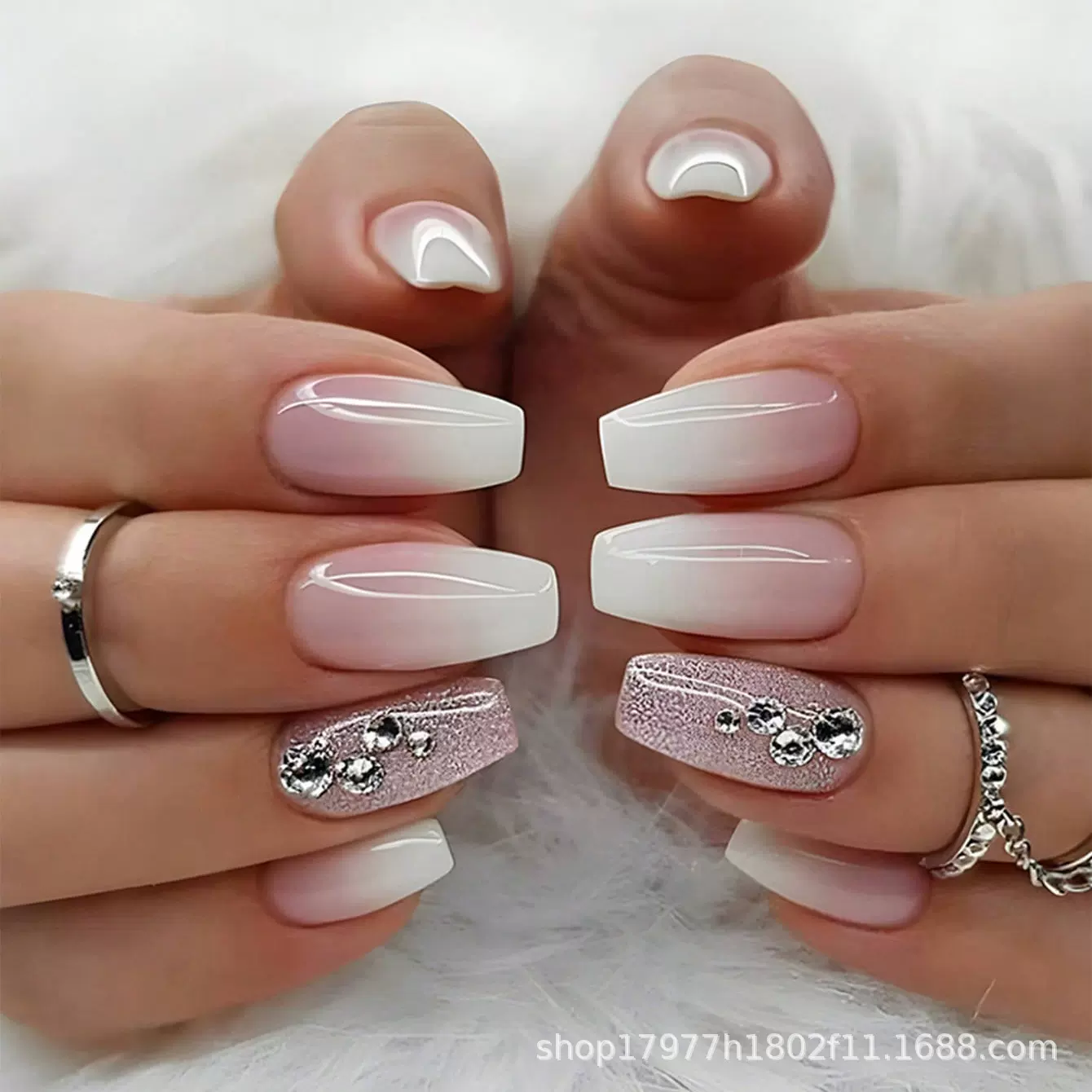 跨境外贸欧美热销款穿戴甲批发，纯欲显白闪粉水钻假甲片。