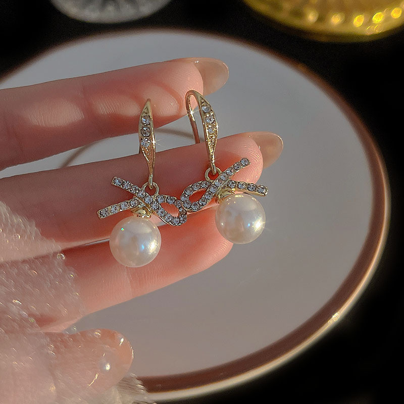 Ingresos franceses de perlas de moda femenina simple pendientes rojos ligeros de lujo versátiles pendientes de nicho de alta calidad