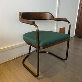 北欧轻奢现代实木扶手椅 极简黑胡桃木实木餐椅 简约家用靠背椅