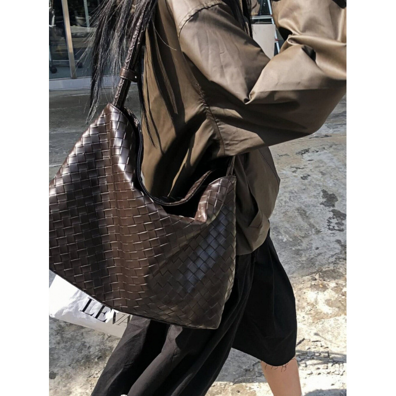 Korean cross-border monorow women's vintage niche large-capacity woven bag casual shoulder underarm tote bag