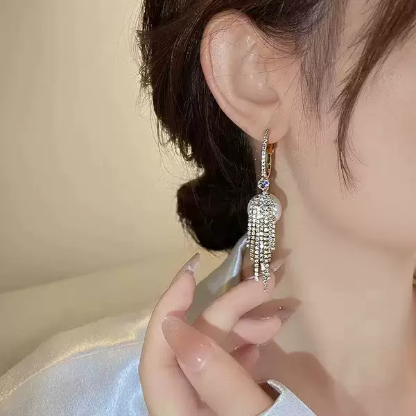 Sparkling Diamond Pearl Tassel Earrings 2025 New Hot Style Light Luxury High-End Atmosphere Long Round Face Exaggerated Earrings for Women