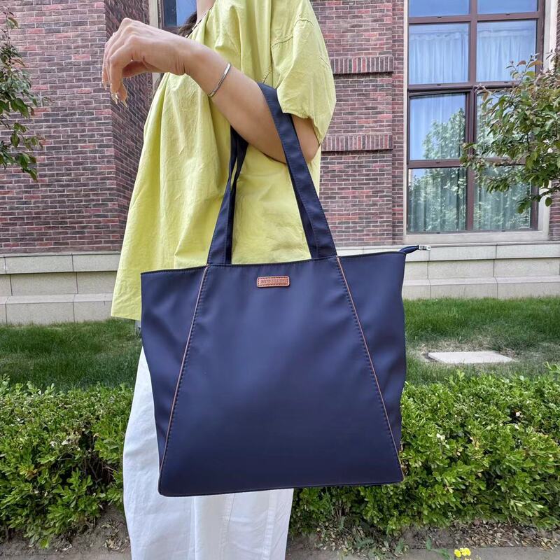 2025 New Large-Capacity Tote Bag for Women, Simple Commuter Shoulder Bag, Waterproof Nylon, Fashionable and Versatile Handbag 2025 New Large-Capacity Tote Bag for Women, Simple Commuter Shoulder Bag, Waterproof Nylon, Fashionable and Versatile Handbag