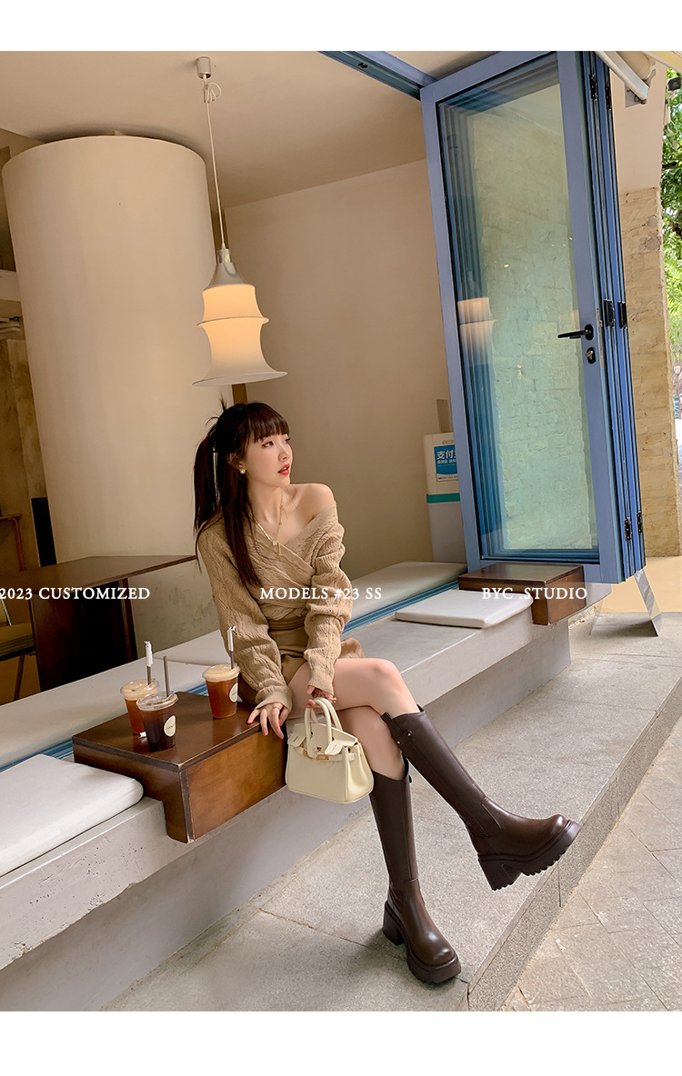Boot nữ cổ cao mũi tròn gót vuông dày 9 cm, phong cách kỵ sĩ V-cut — Ống lớn màu nâu sẫm lót một lớp chi tiết 34