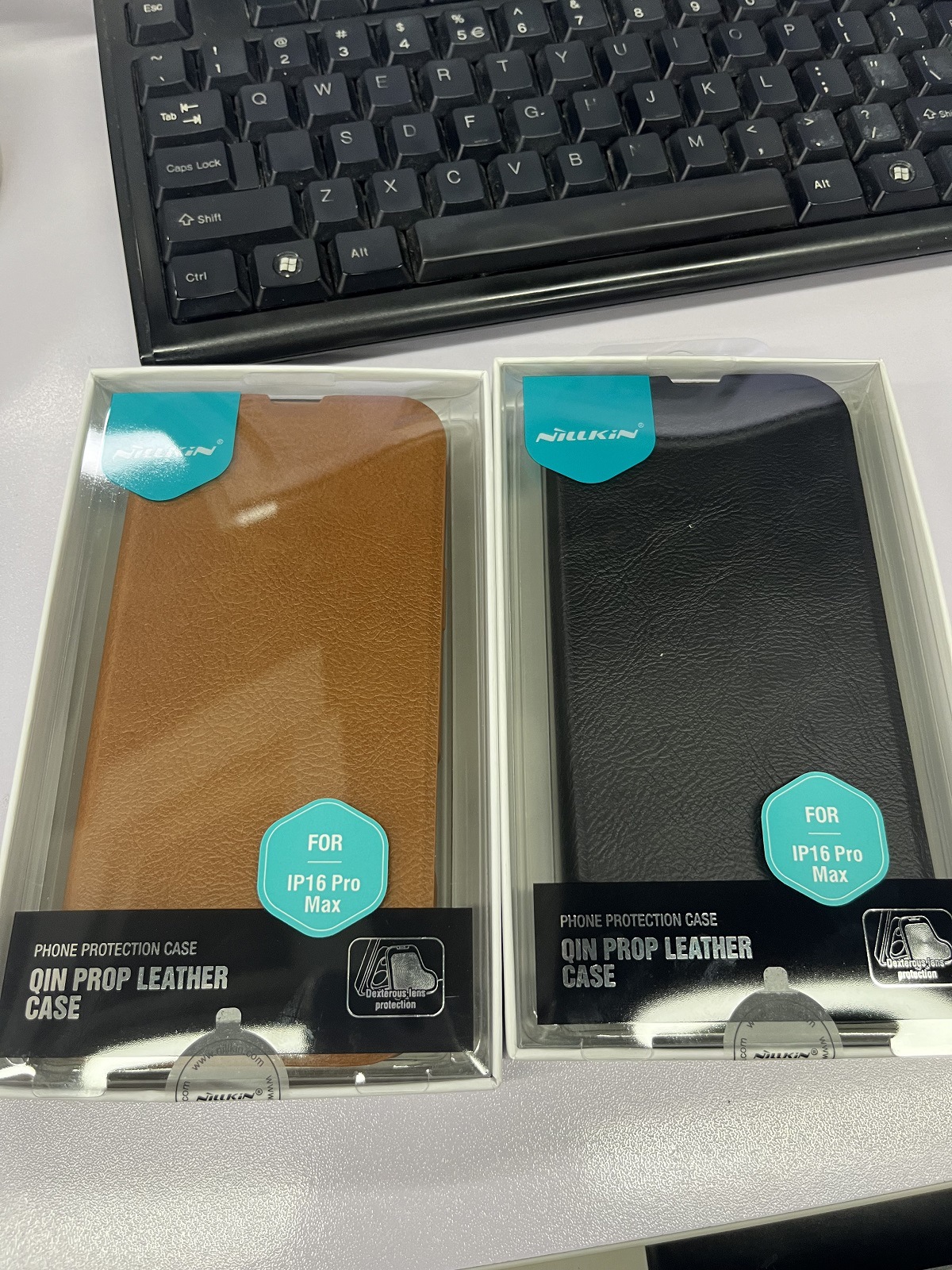 Ốp lưng iPhone 16 Pro Max chống sốc viền dày, có giá đỡ ống kính, bảo vệ toàn diện — Dòng Qin PROP (mẫu vải) màu đen, Dòng Qin PROP (mẫu vải) màu nâu, Apple IPHONE16 chi tiết 23