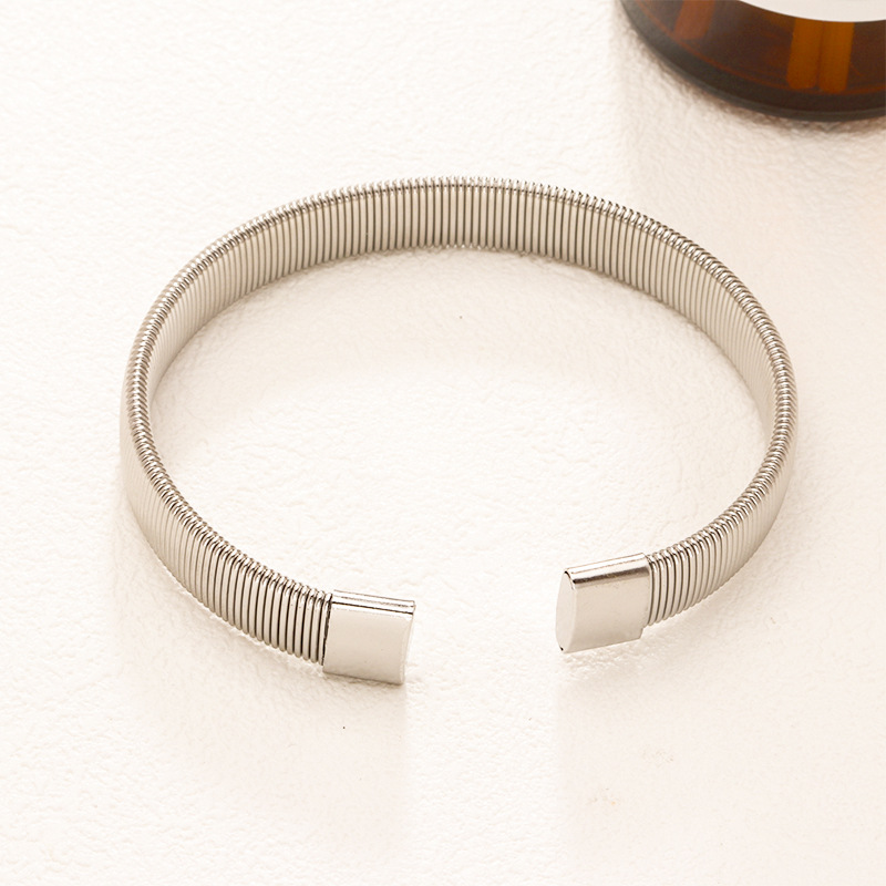 Fábrica en stock al por mayor de Europa y América transfronteriza de acero inoxidable en forma de C pulsera abierta ajustable chapado en oro 18K personalidad no se desvanece