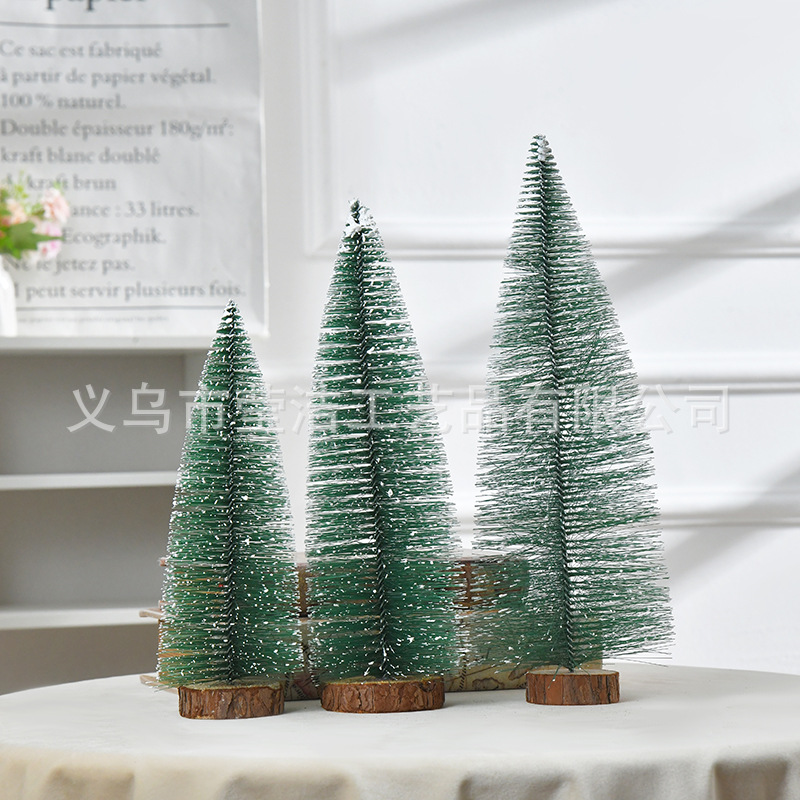 Adornos navideños miniatura con árboles de pino con copas blancas, copos de nieve, agujas de pino y agujas de cedro para crear escenas y ambiente.
