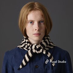 秋冬の新型ウール混紡のストライプの三角のストールの服の外は小さい襟のタオルの保温のニットのマフラーの卸売りを掛けます。