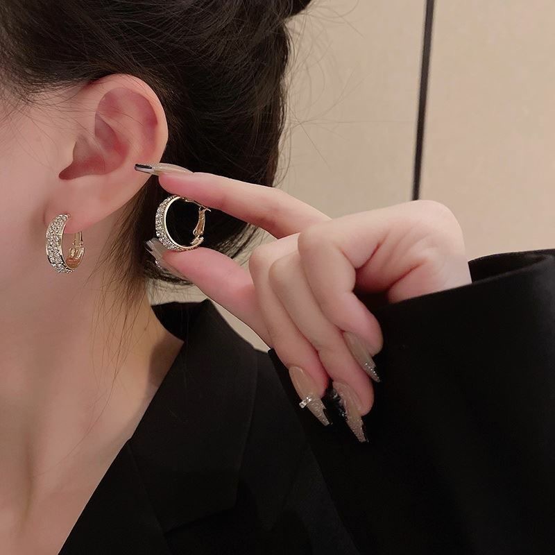 Golden sophisticated elegant fashionable earrings