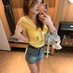 正肩の白い半袖tシャツ女性の夏のデザイン感のあるスリムなvネックニット黄色の上着グレー