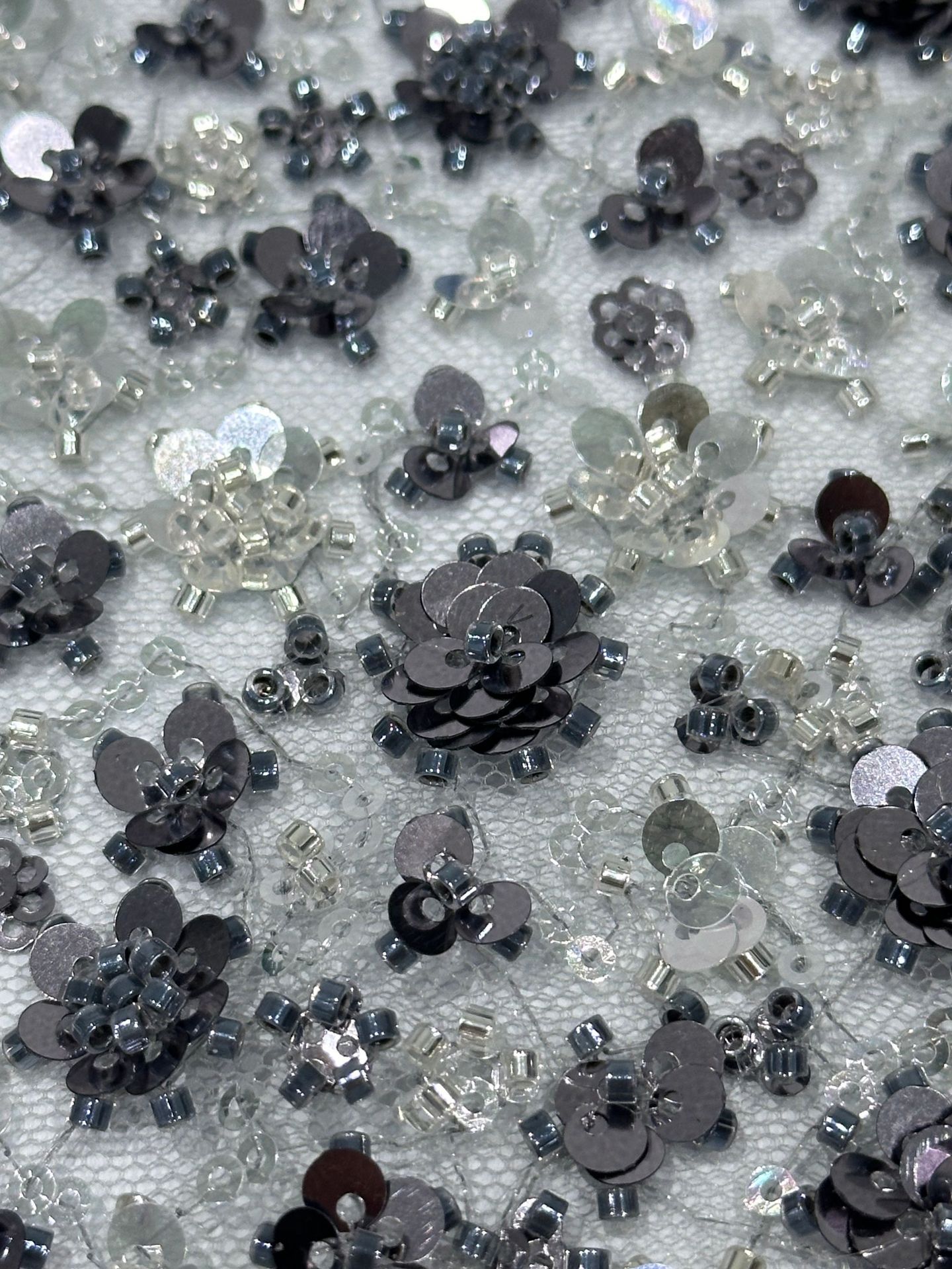 Fábrica de stock de doble color sequinilla pequeña flor de ciruela cuentas bordada tela de encaje vestido de boda moda sequinilla tela bordada