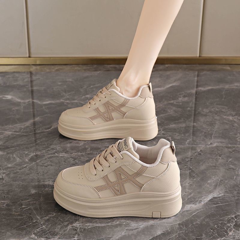 2026 primavera nuevos zapatos blancos de estilo coreano zapatos de skate de escuela deportiva de suela gruesa zapatos casuales de calle blancos