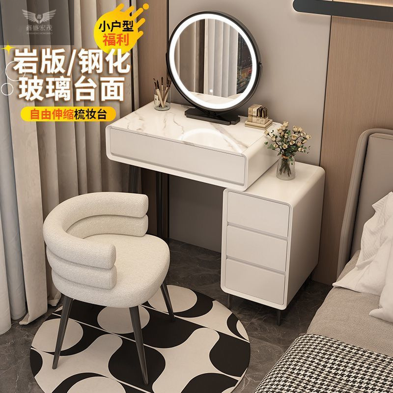 Dormitorio de madera maciza pequeño pequeño y estrecho moderno simple dormitorio principal alta sensación de almacenamiento en una mesa de maquillaje en stock