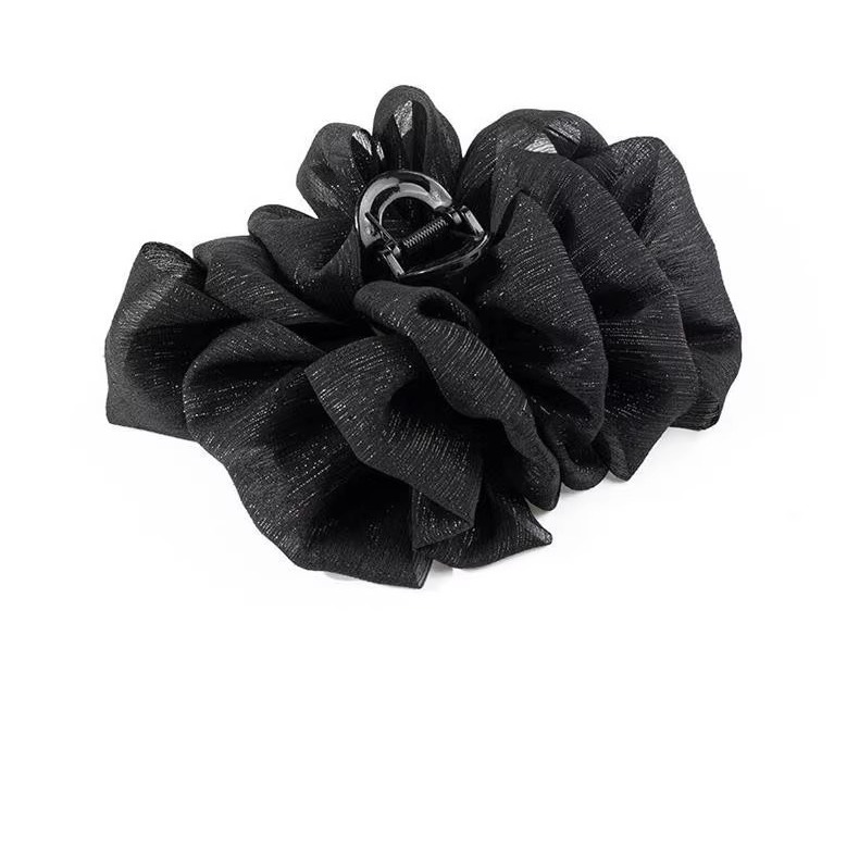 Crab pin with bow
