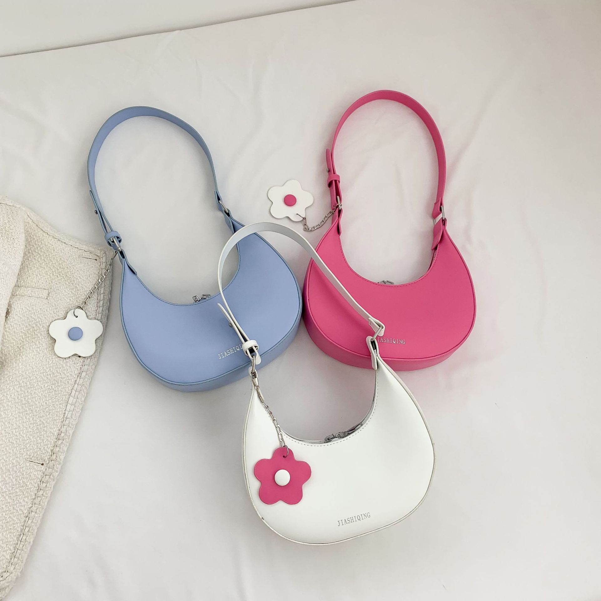 Bolso de mano transfronterizo para mujeres 2024 nueva textura coreana bolso de hombro axilar simple colgante de flores bolso de luna media luna