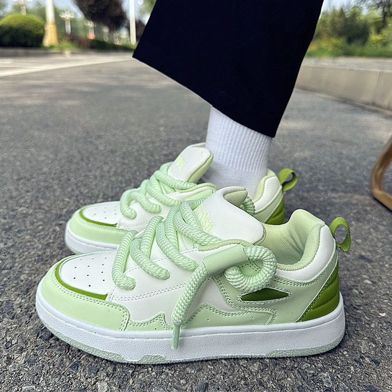 Small niche board men's casual 2024 summer new breathable and versatile ins soft soled low top bread shoes_voghion.com