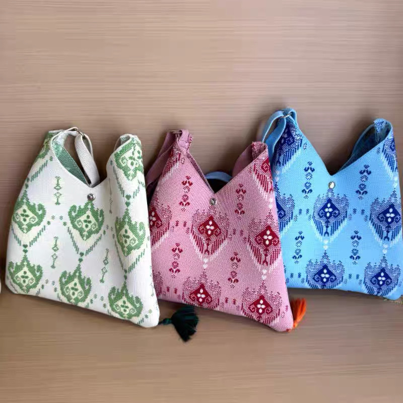2025秋季新款艾德莱斯新疆民族风花纹针单肩斜挎包特色花小众流苏