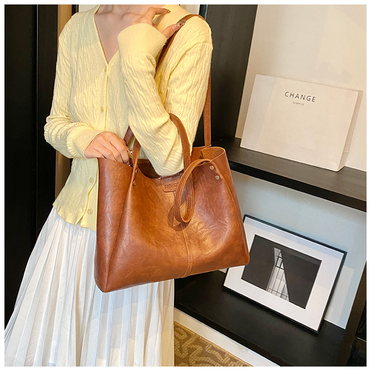 The new 2024 autumn collection features a retro, simple, large-capacity, solid-color, fashionable and individual single-shoulder underarm tote women's bag undefined