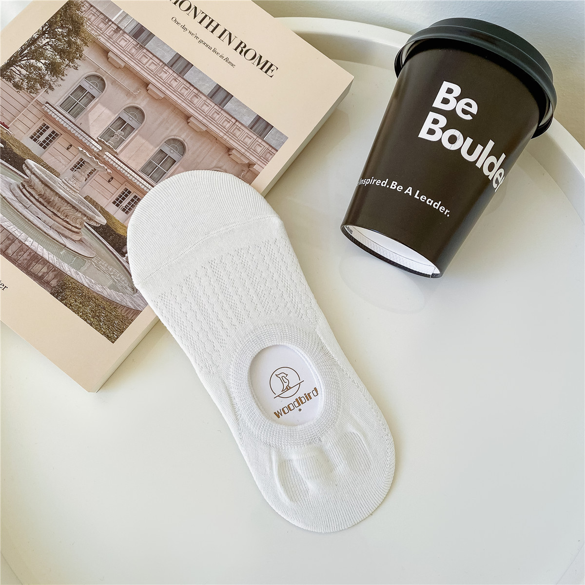 Primavera y verano delgada malla invisible calcetines antideslizantes para mujeres no se caen talones fondo de algodón sólido absorción de sudor respirable boca ligera calcetines de barco