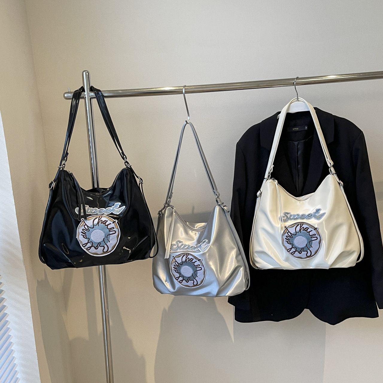 Trendy Multiple Back Methods Stor Kapacitet til Kvinder 2024 Nye Tasker Letter Pendler Skuldertaske Studenterygsæk_voghion.com