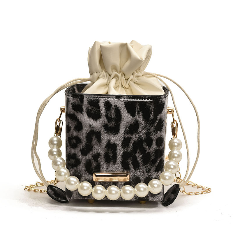 Bolso diagonal de un solo hombro coreano perla femenina 2025 nueva moda moda cadena estampado de leopardo pequeño bolso cuadrado bolso cubo bolso