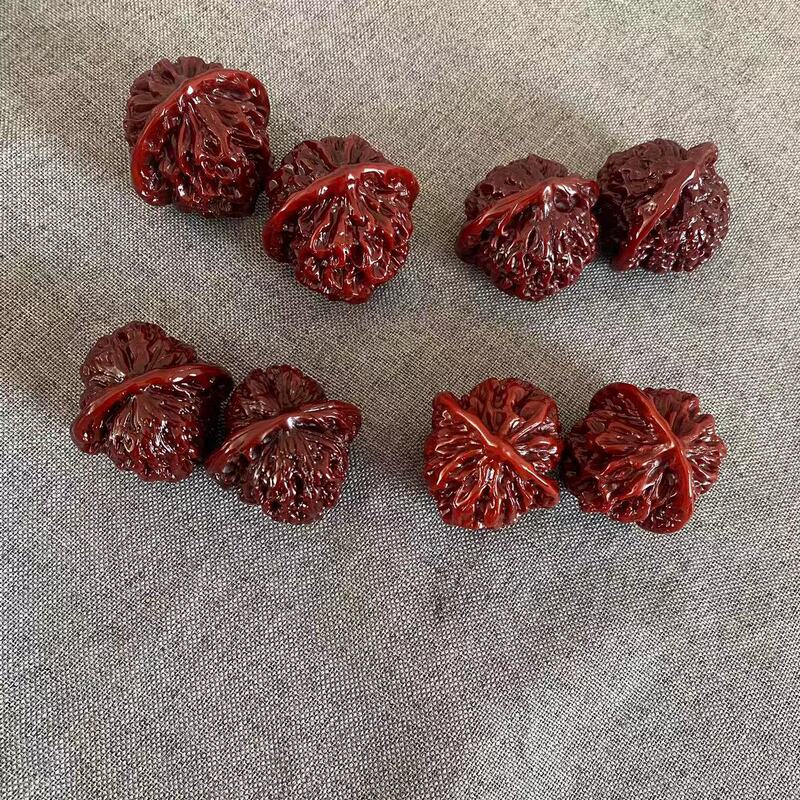 逸品の文はクルミの特大の麒麟のメーカーを遊んで、手の皿のクルミを卸売りして遊んでいます。|undefined