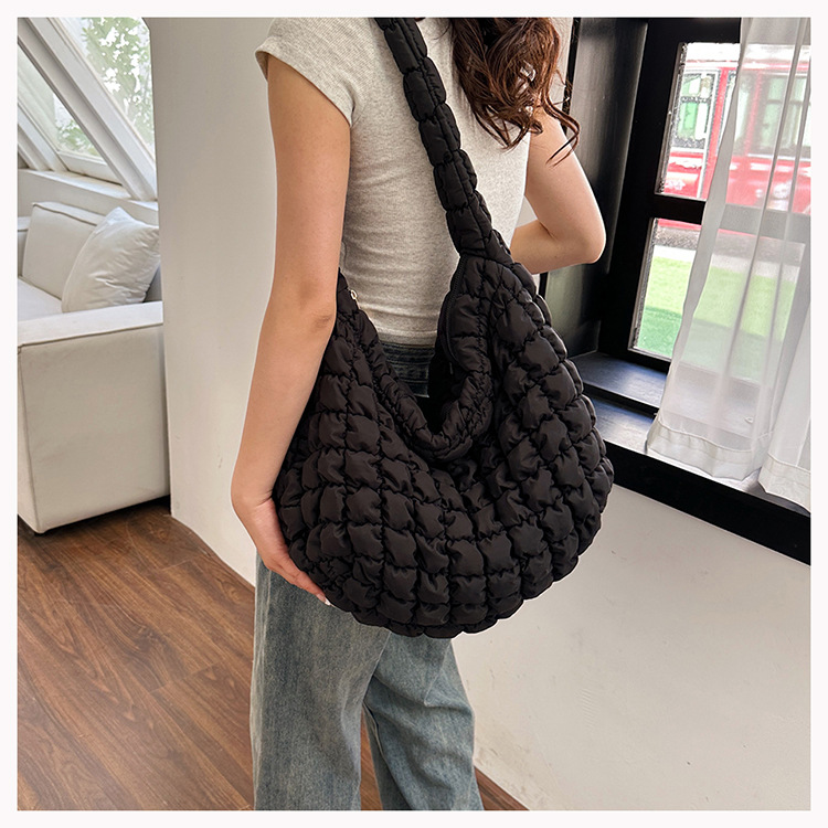 Femmes Grande Nylon Couleur Unie Vêtement De Rue Fermeture Éclair Sac En Forme De Nuage display picture 19