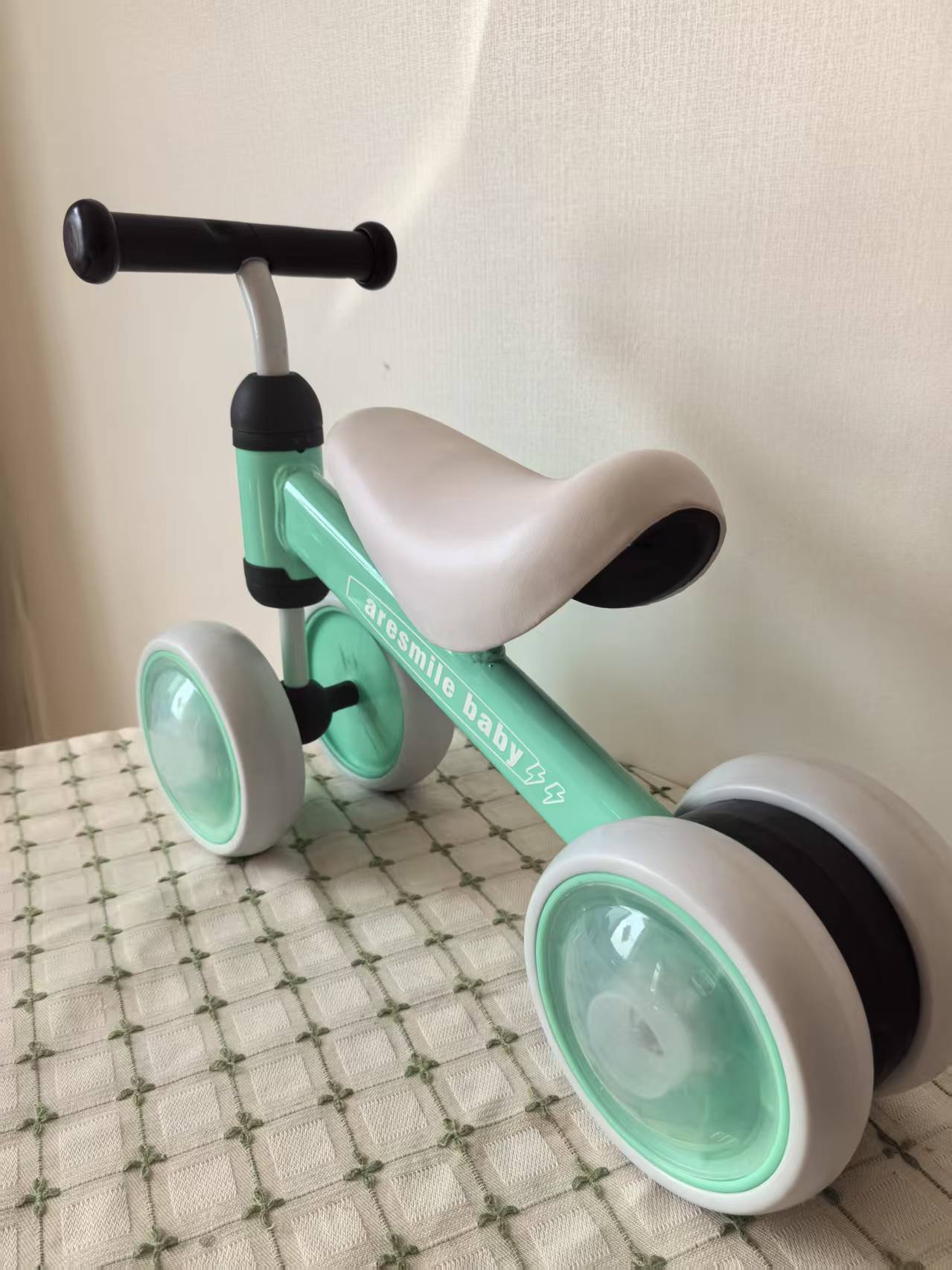 Bicicleta de equilibrio para bebés sin pedales, scooter para niños de 1 a 2 años, andador de cuatro ruedas