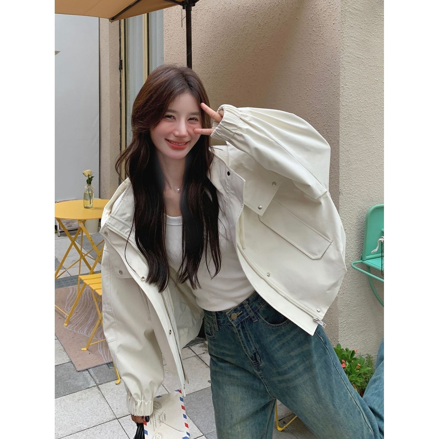 Off-white hooded workwear windbreaker, women's short jacket, autumn 2026 new style, petite casual jacket top