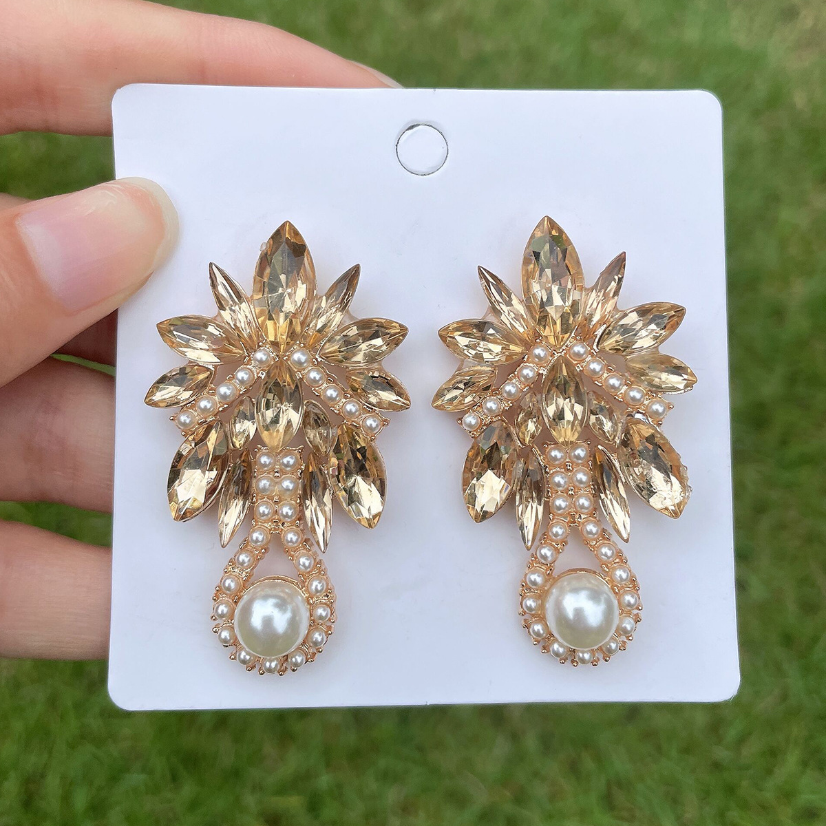 Retro Flower Alloy Artificial Pearls Earrings display picture 4