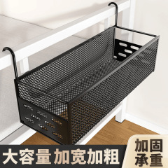 寮のベッドの上にバスケットを掛けてベッドの上に物を置く棚の上に掛けて掛けます。