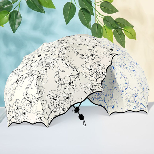 Factory direct supply of fair and rainy umbrellas for street stalls, folding sun umbrellas, women's sun protection black plastic parasols, three-fold creative umbrellas