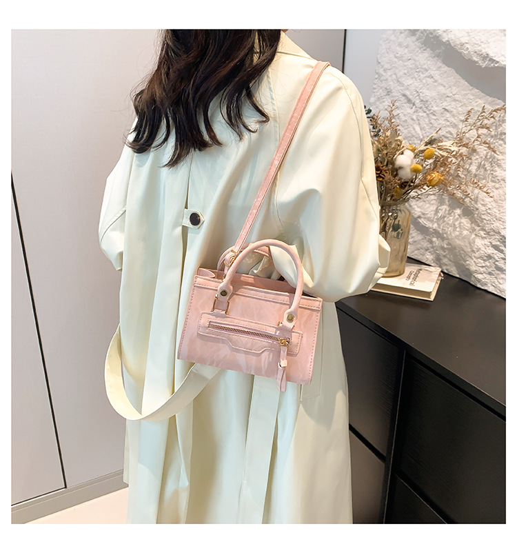 A retro, individualistic, casual single-shoulder crossbody bag for the autumn of 2024, featuring a fashionable, simple and elegant style, and a small square handbag for commuting undefined