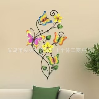 国境を越えた庭園の花、バラ、四つ葉の草、金属製の鉄工品の壁飾り、吊り下げ飾り、庭の地面に飾る置物|undefined