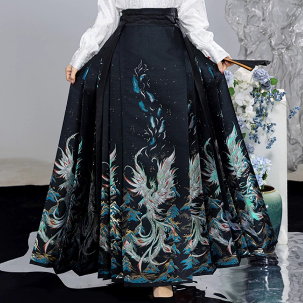Black weaving golden horse noodle skirt