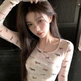 94%涤纶+6%氨纶 美式小狗印花u领长袖t恤女春秋辣妹（本价不含税