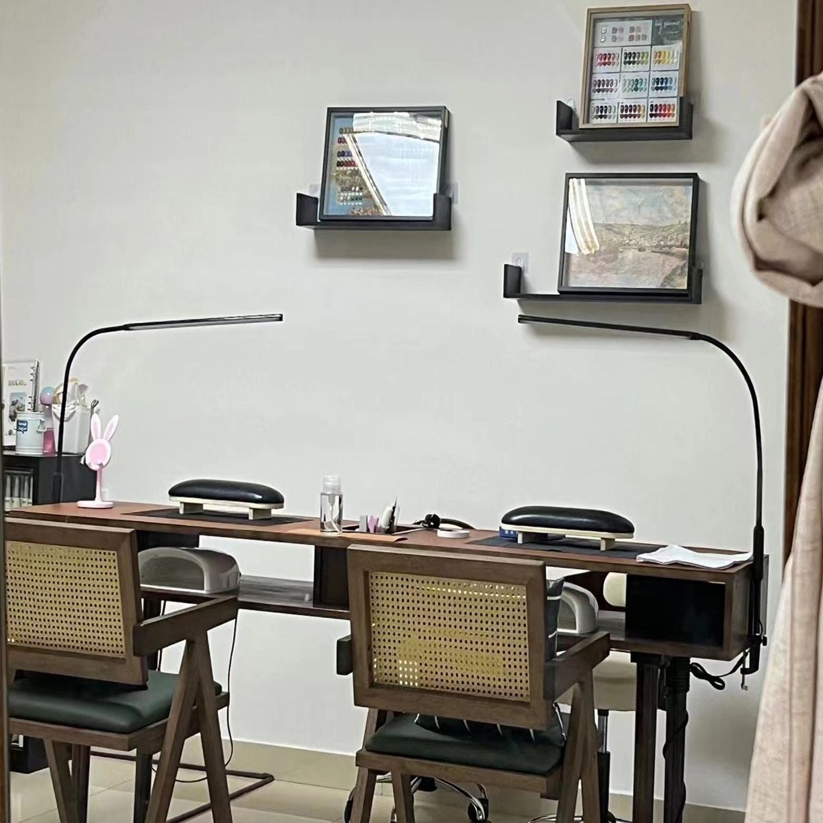 Mesa de manicura de madera sólida de nuez estilo americano retro mesa doméstica simple doble aspiradora mesa y silla set económico