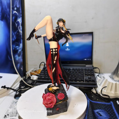 二次元のスパイのままごとのヨルの奥さんは頭を換えて姿の彫像の模型の箱入りの手仕事をすることができます。
