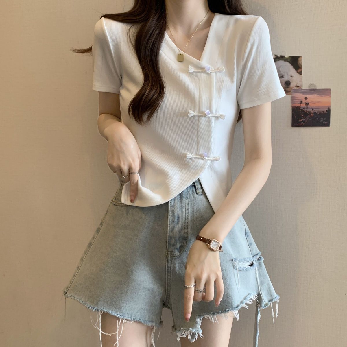 Nueva camiseta de manga corta con hebilla de disco de estilo chino irregular para mujer verano 2024 nuevo estilo delgado y delgado top de estilo nacional con cuello en V para mujer