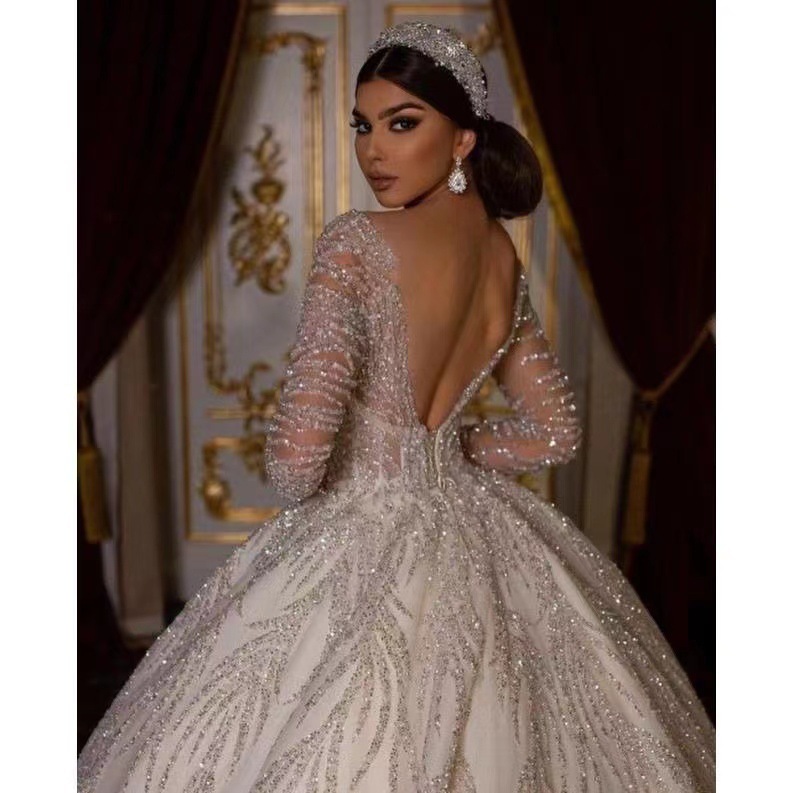 Abito da sposa principessa con strascico a cattedrale per l'estate_voghion.com