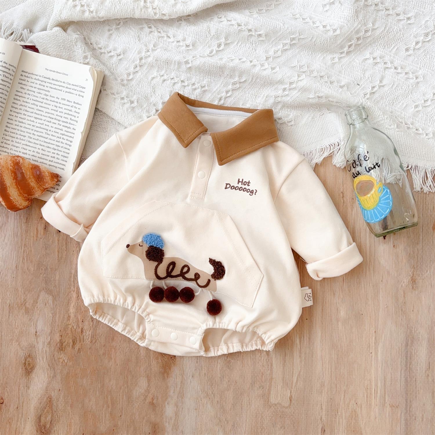 Ropa para niños coreanos de primavera 2025 estilo occidental traje de gatear para bebés solapa de bebé dibujos animados cachorro fuera traje de gatear triangular