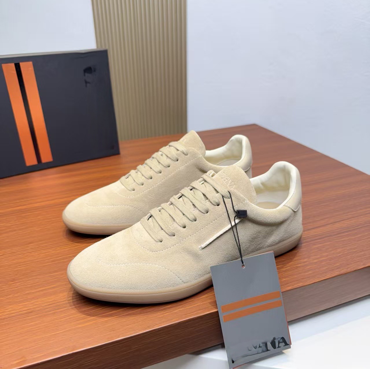 Estación europea nueva suela gruesa zapatos deportivos de hombre zapatos de cabeza redonda zapatos de negocios zapatos de cuero casuales de alta gama zapatos blancos pequeños