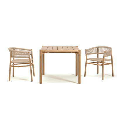 Una mesa y dos sillas (madera de cera blanca)