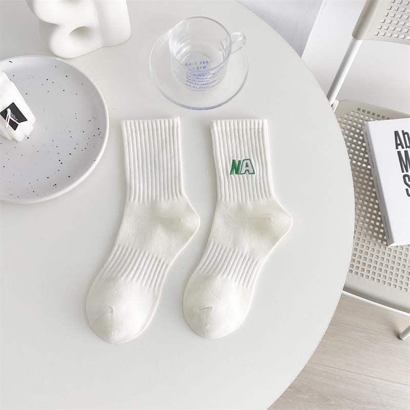 Calcetines deportivos verdes a rayas calcetines de algodón de las mujeres al por mayor Calcetines de algodón de color sólido bordados a media pantorrilla de las mujeres