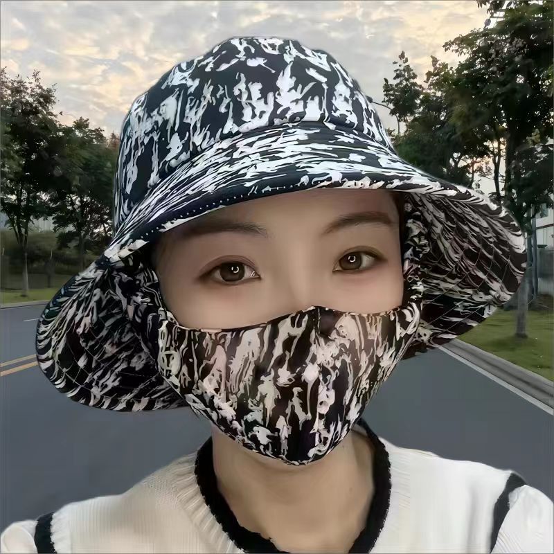 산과 흐르는 물을 따는 차 모자