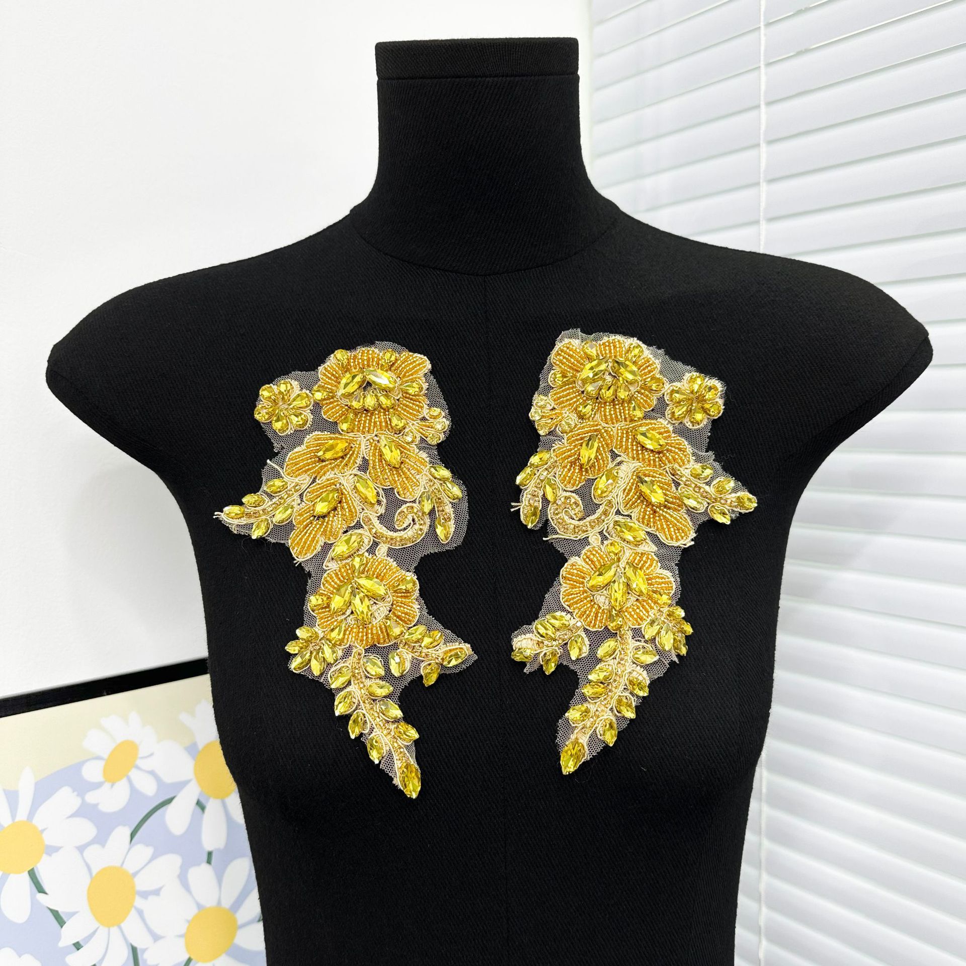 Azul tibetano de la industria pesada perlas de clavos simétricas flor decal vestido cheongsam grupo difundir ropa de baile cuello accesorios de decoración transfronterizos
