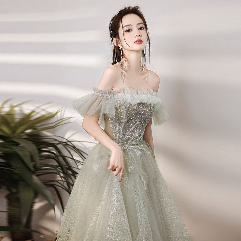 Nuevo vestido de noche elegante y sencillo con hombros descubiertos para el verano 2026, con exquisita artesanía, vestido de hada para reuniones anuales.