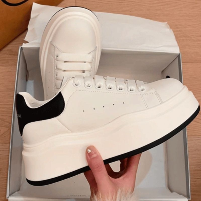 Mujeres transpirables 2025 primavera y otoño popular popular popular suela gruesa pequeña altura zapatos deportivos super caliente zapatos de skate muffin casuales