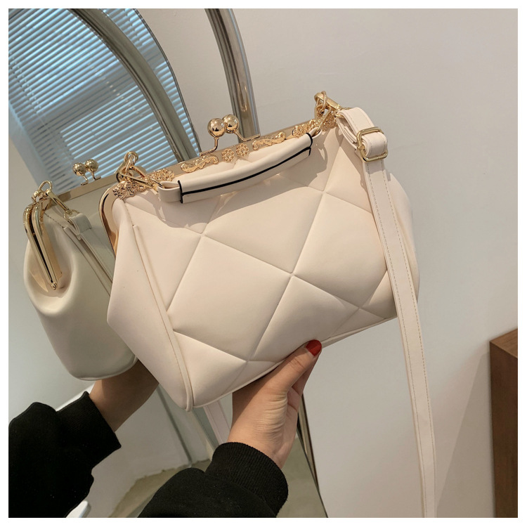 New Fashion Rhombus Embossed One-shoulder Diagonal Clip Bag Wholesale Nihaojewelry display picture 1