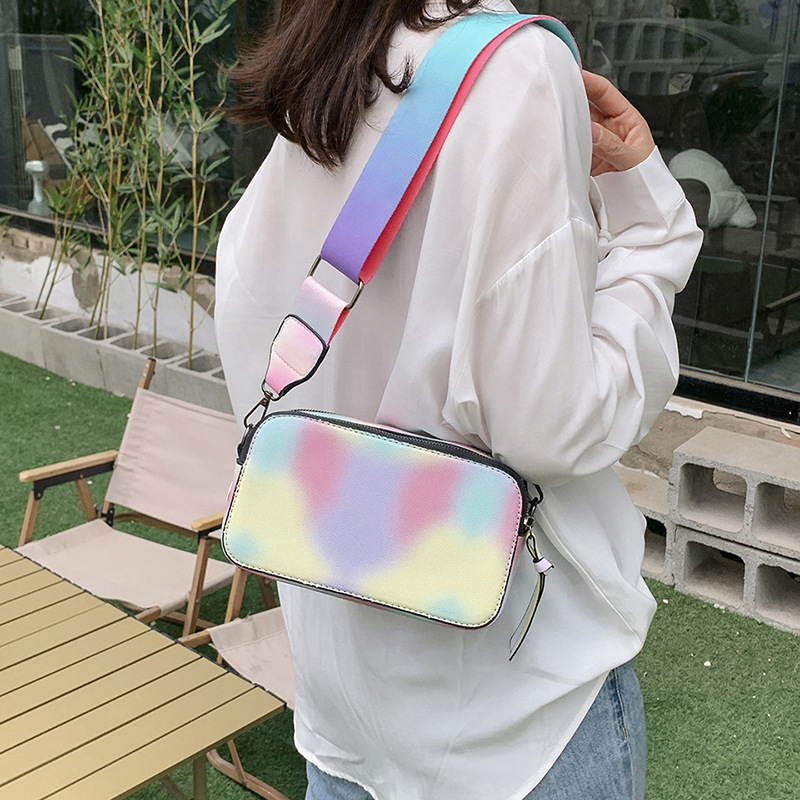 Bolso cuadrado pequeño de color de contraste de tendencia transfronteriza 2024 primavera y verano nuevo bolso de mensajero de banda ancha personalizado bolso de cámara de moda simple para mujer